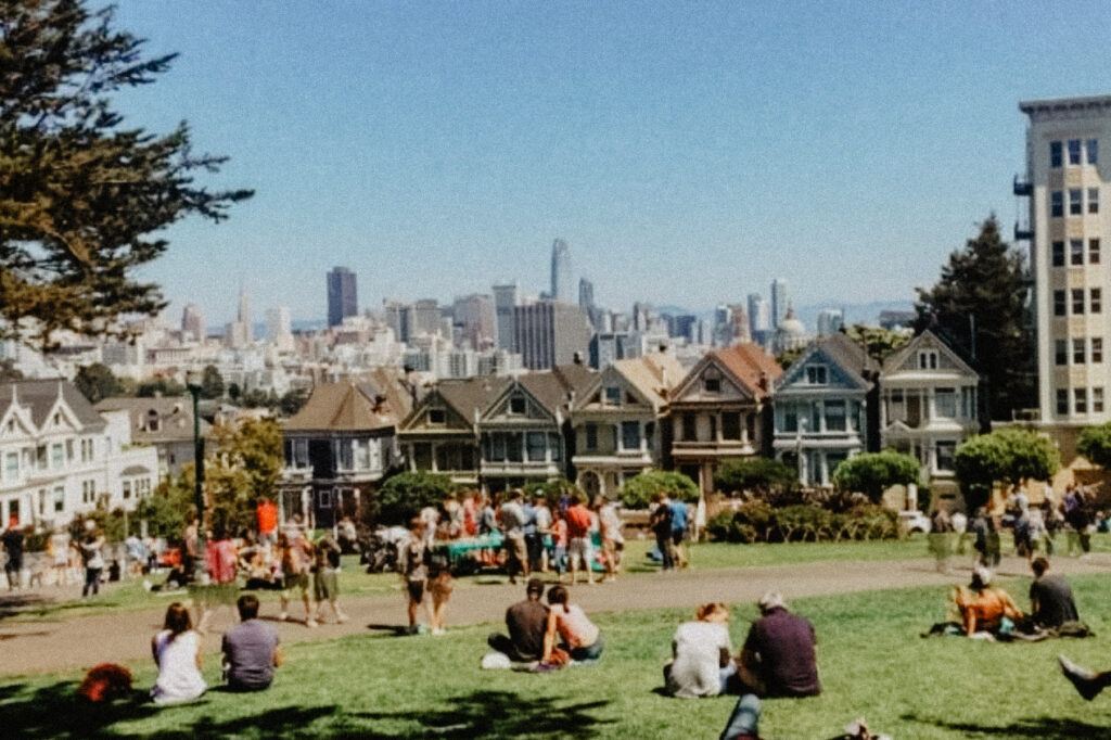 Imagen de la ciudad de San Francisco muestra a gente en un parque con los edificios de la ciudad detrás