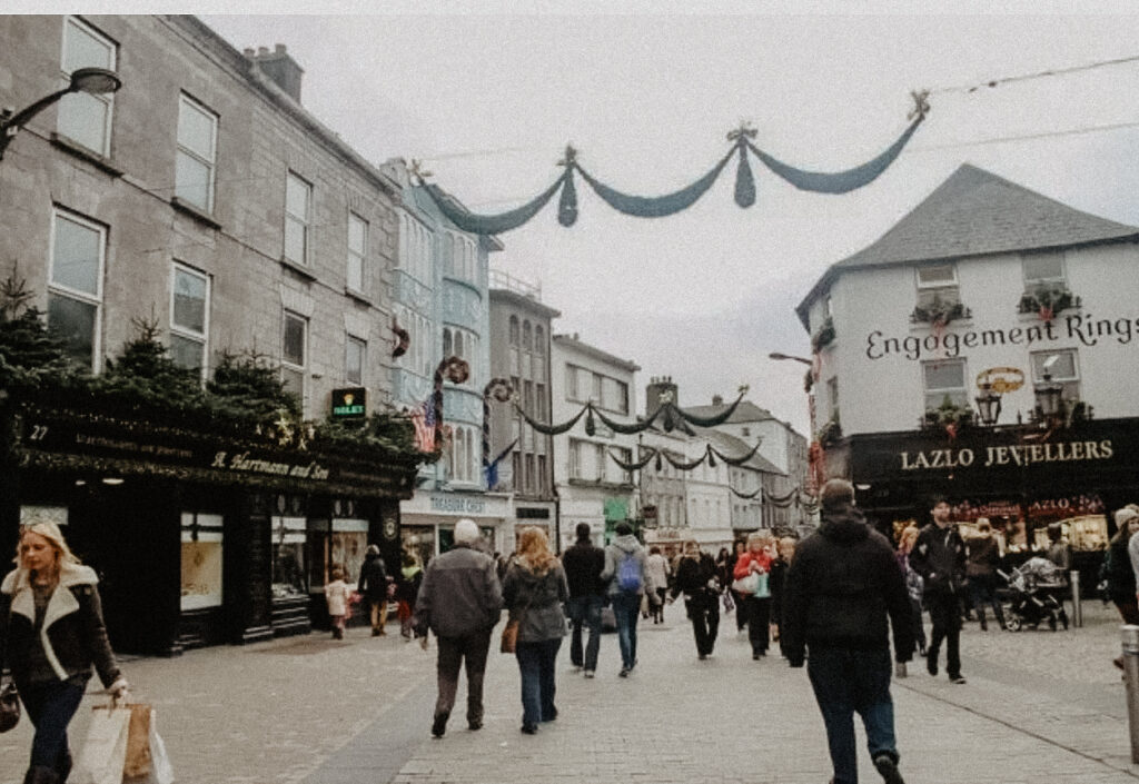 Imagenes de Galway en Irlanda, muestra una de sus icónicas calles con gente paseando por ella