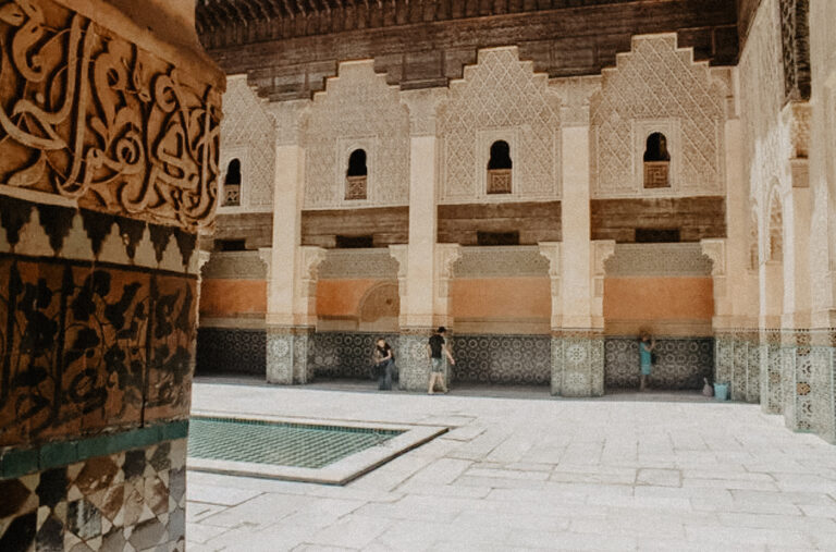 Imagen de un templo en Marraketch con llamativos colores